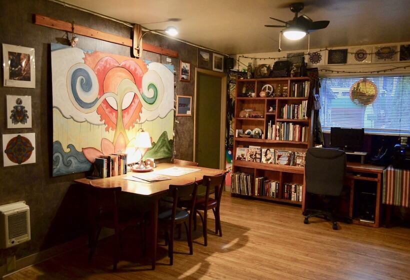 فندق Eugene Lodge And International Hostel