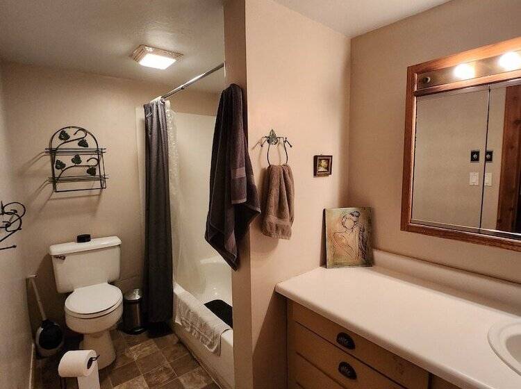 فندق Eugene Lodge And International Hostel