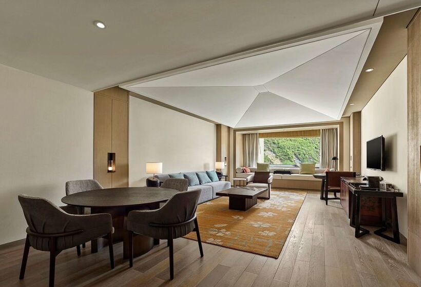 Отель Hilton Jiuzhaigou Resort