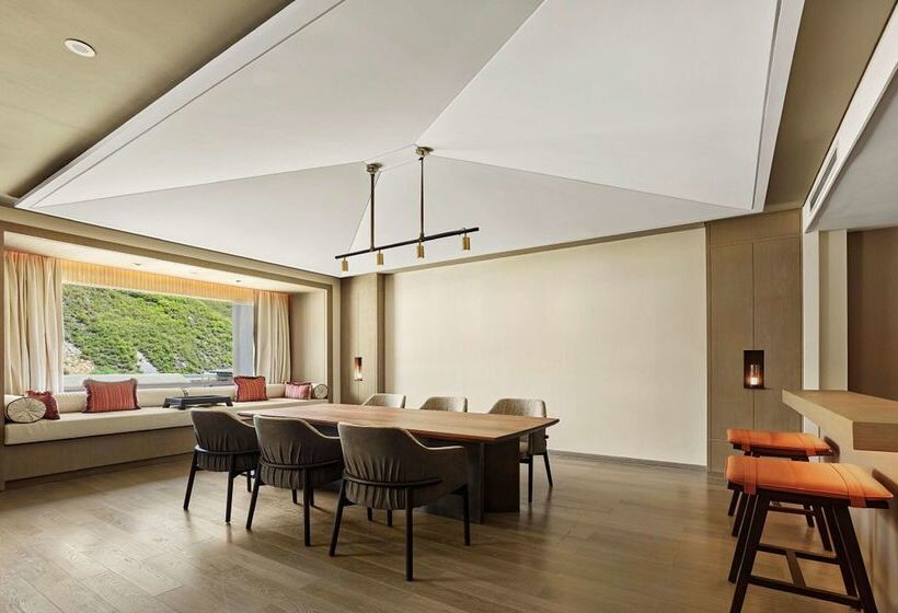 Отель Hilton Jiuzhaigou Resort