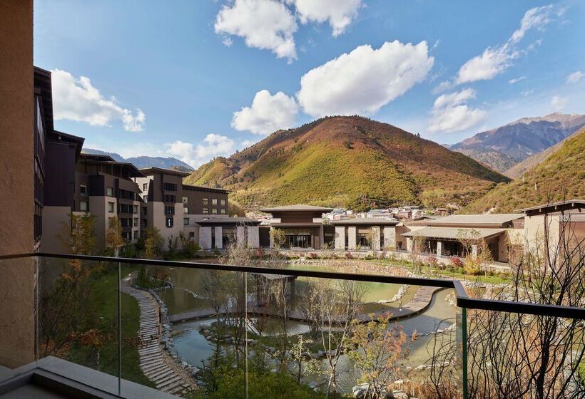 Отель Hilton Jiuzhaigou Resort