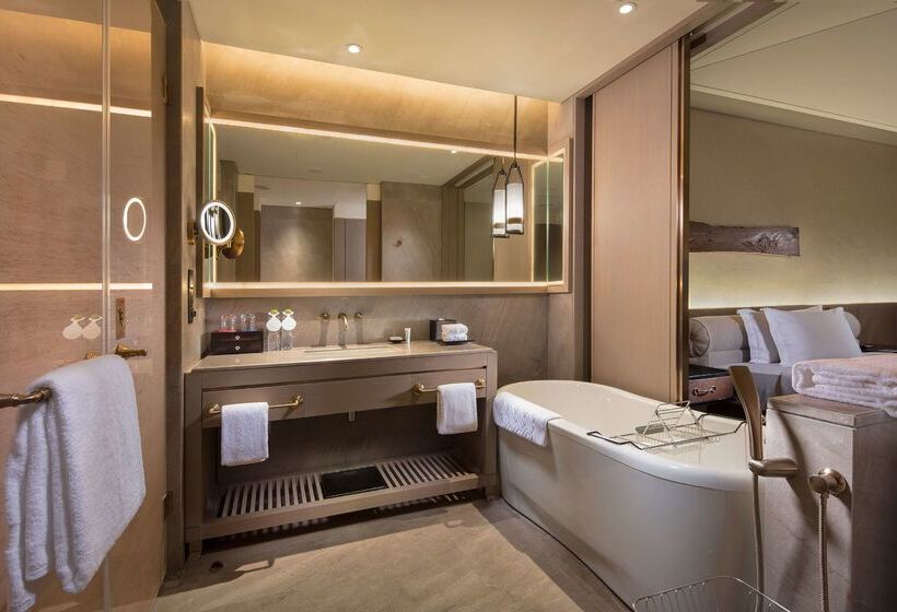 Отель Hilton Jiuzhaigou Resort