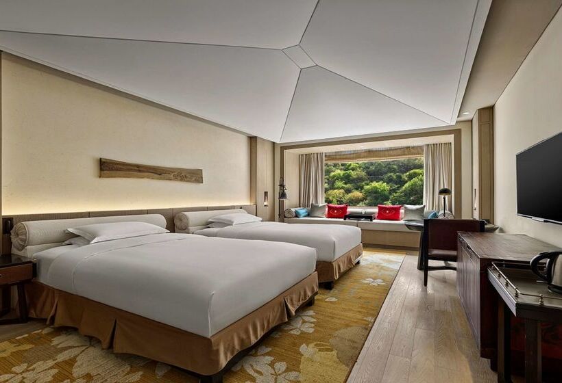 Отель Hilton Jiuzhaigou Resort