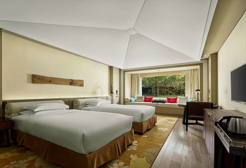 Отель Hilton Jiuzhaigou Resort