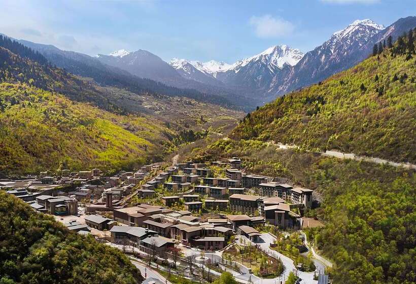 Отель Hilton Jiuzhaigou Resort