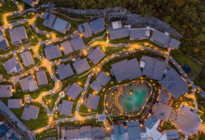 Отель Hilton Jiuzhaigou Resort