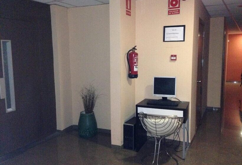 Отель Hostal Drassanes