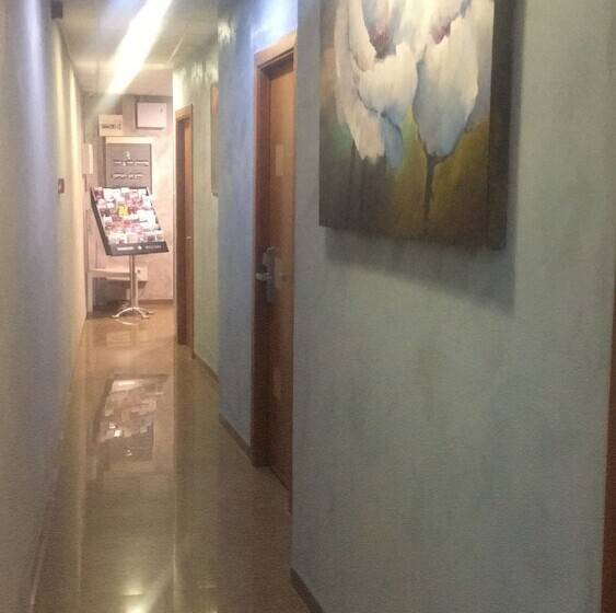 Отель Hostal Drassanes