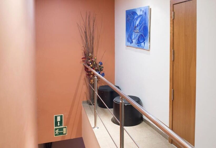 Отель Hostal Drassanes