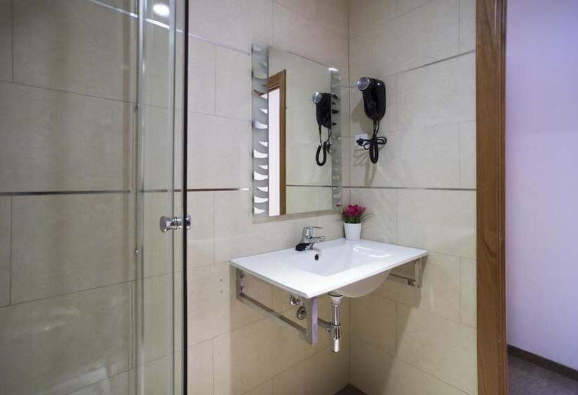 Отель Hostal Drassanes