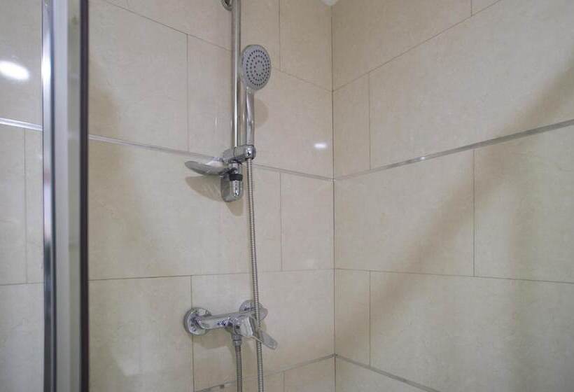 Отель Hostal Drassanes