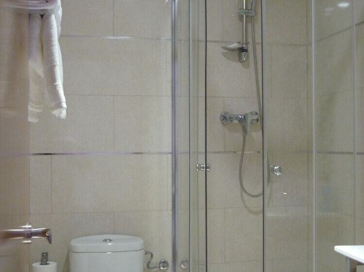 Отель Hostal Drassanes