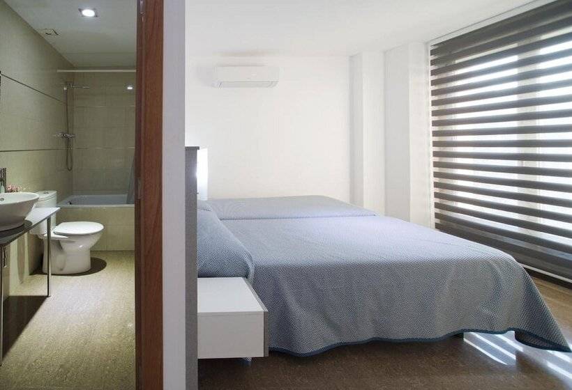 Отель Hostal Drassanes