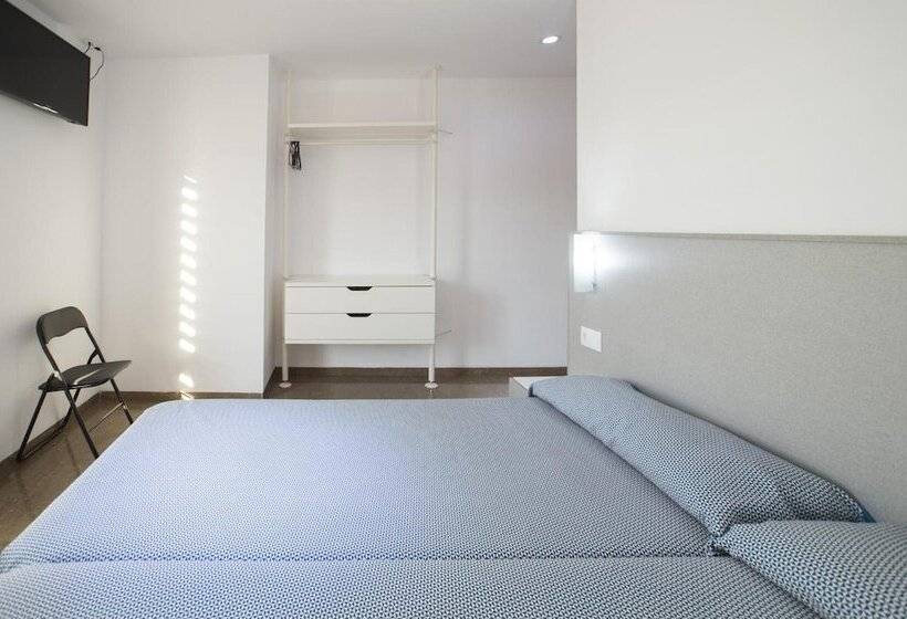 Отель Hostal Drassanes