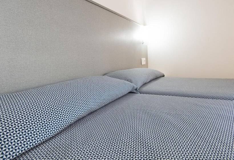 Отель Hostal Drassanes