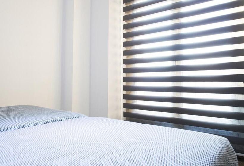 Отель Hostal Drassanes