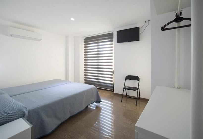 Отель Hostal Drassanes