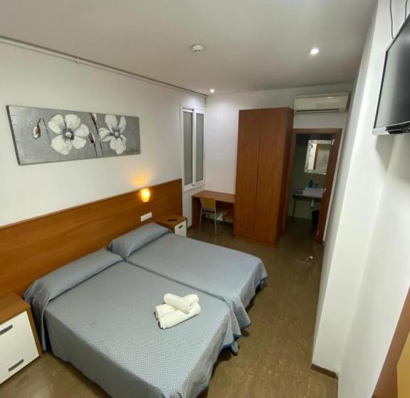 Отель Hostal Drassanes