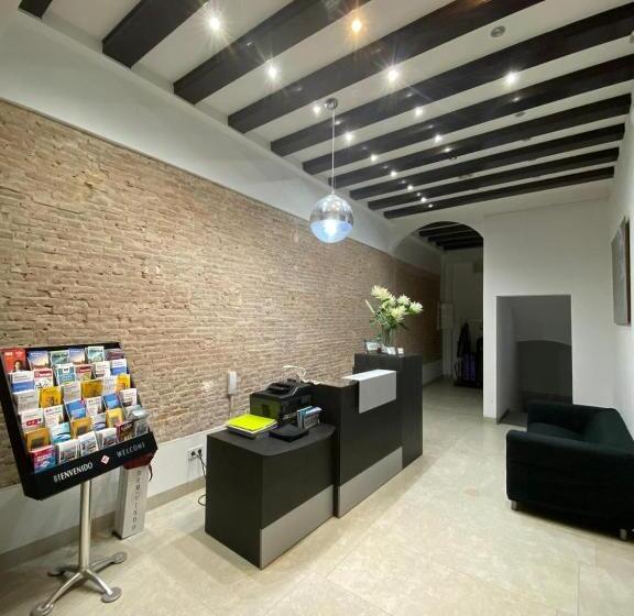 Отель Hostal Drassanes