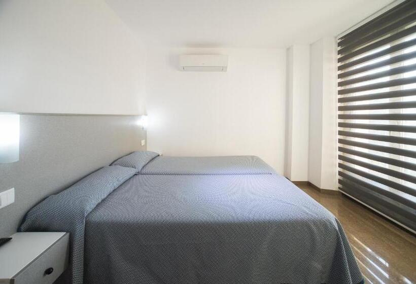 Отель Hostal Drassanes