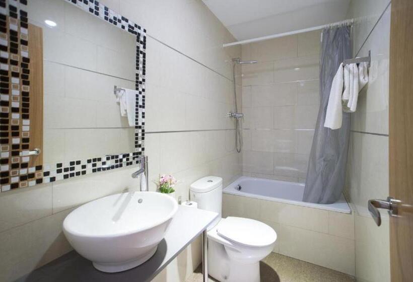 Отель Hostal Drassanes