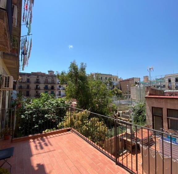 Отель Hostal Drassanes