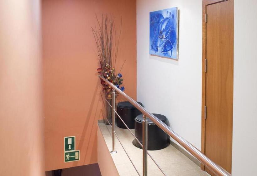 Отель Hostal Drassanes