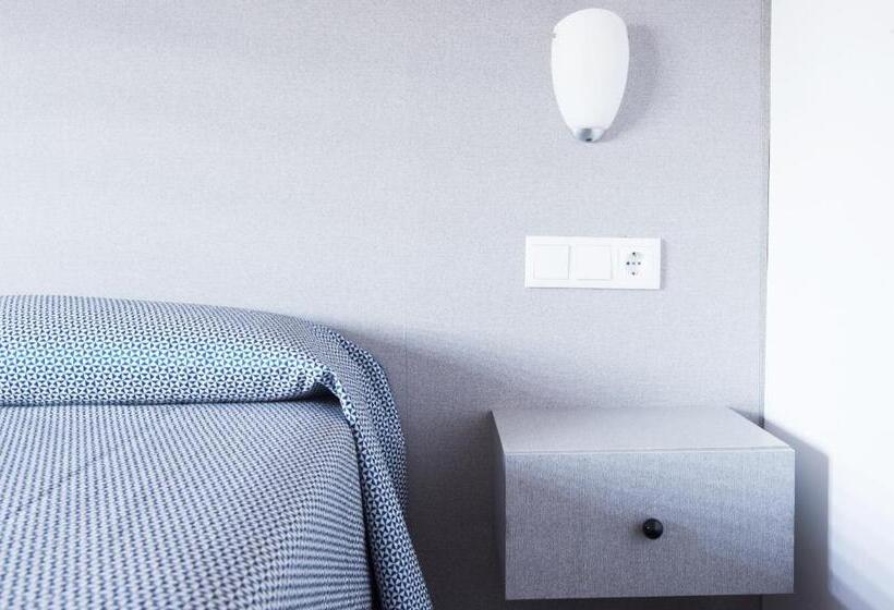 Отель Hostal Drassanes