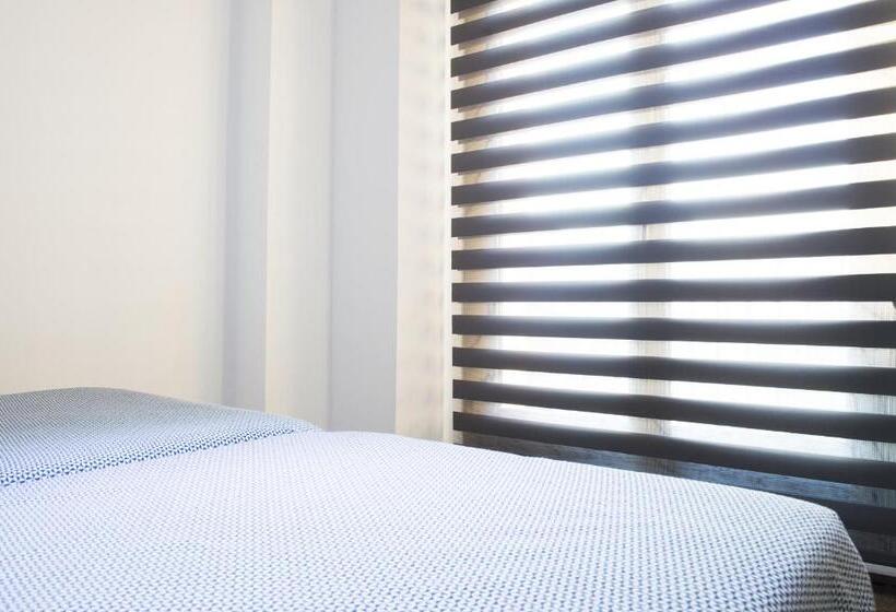 Отель Hostal Drassanes