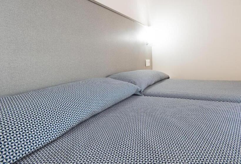 Отель Hostal Drassanes