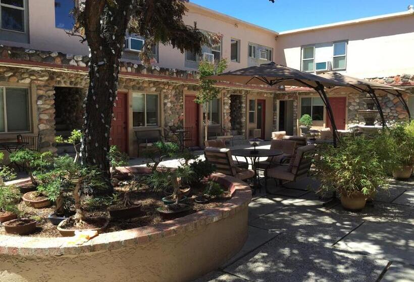 בית מלון כפרי Iron Horse Inn