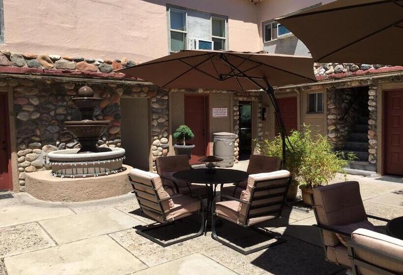 בית מלון כפרי Iron Horse Inn