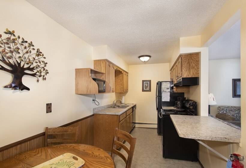 فندق Lake Forest Resort