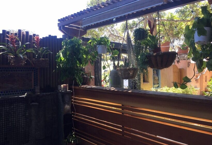 בית מלון כפרי Les Artistes Inn