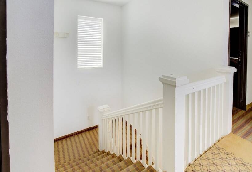 فندق Dilley Grand