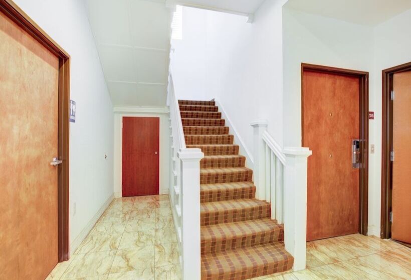 فندق Dilley Grand