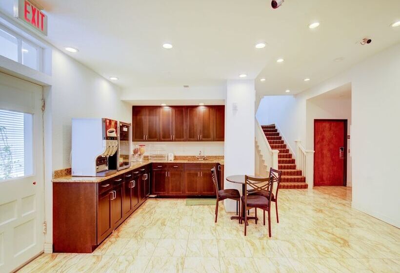 فندق Dilley Grand