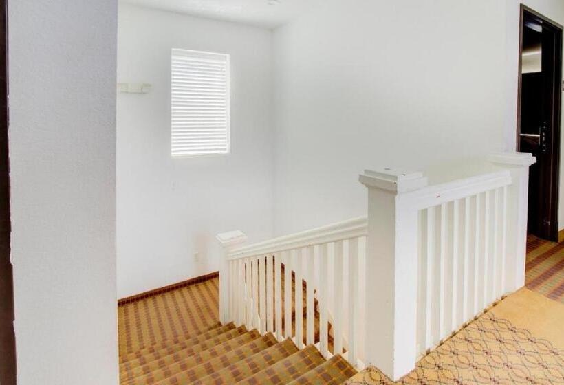 فندق Dilley Grand