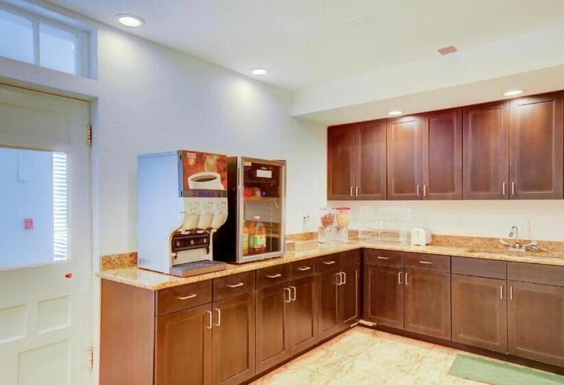 فندق Dilley Grand