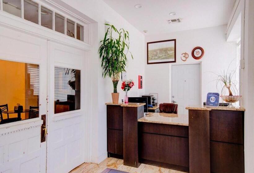 فندق Dilley Grand