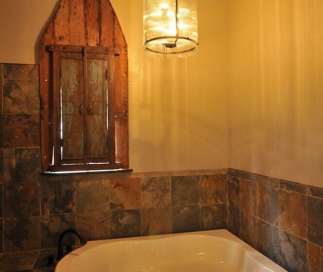 فندق Old Storehouse Inn