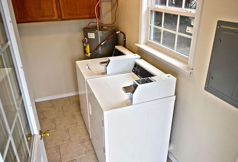 酒店 Peach Tree Inn & Suites