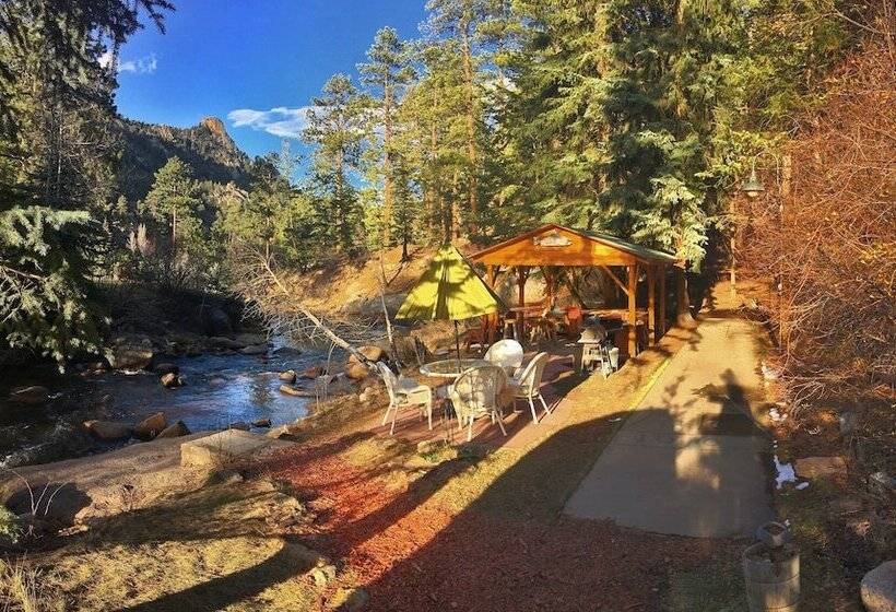 בית מלון כפרי Pine Haven Resort