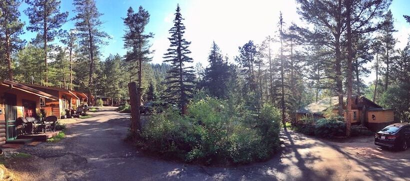 בית מלון כפרי Pine Haven Resort