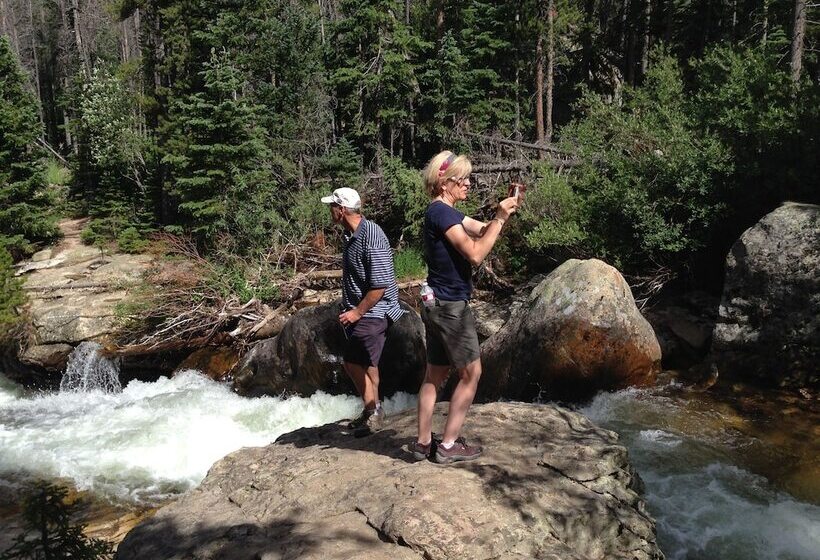 בית מלון כפרי Pine Haven Resort