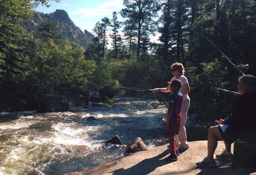 בית מלון כפרי Pine Haven Resort