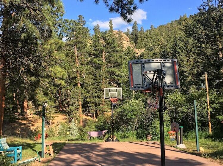 בית מלון כפרי Pine Haven Resort