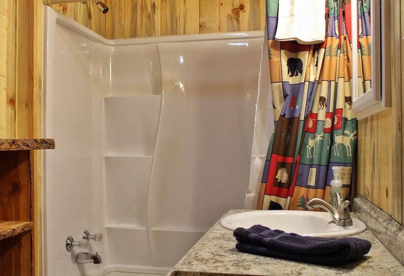 בית מלון כפרי Pine Haven Resort