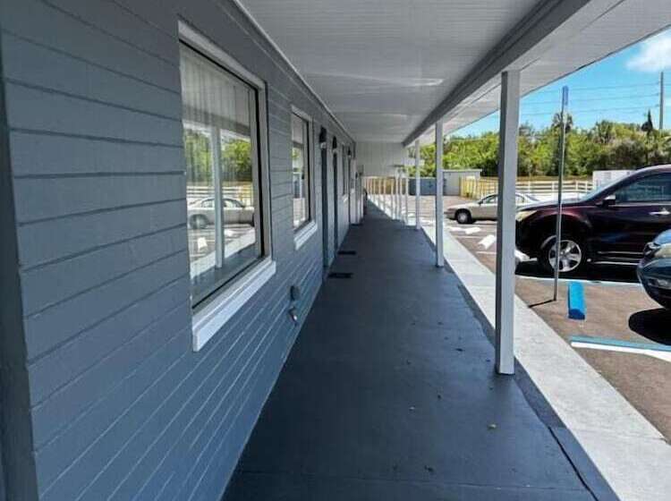 Отель Red Carpet Inn Daytona Beach