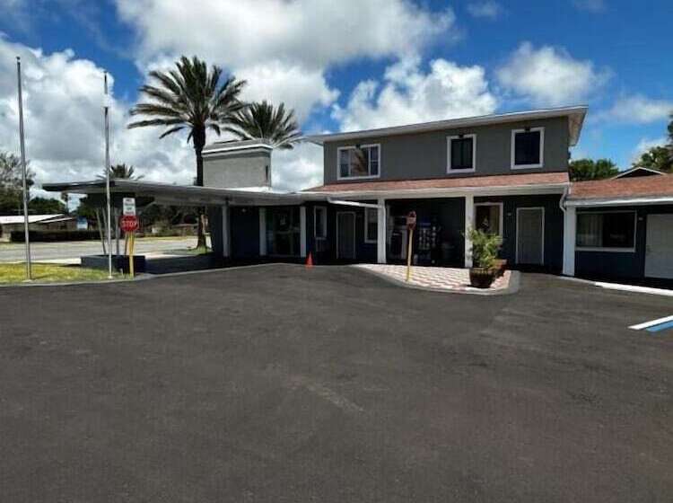 Отель Red Carpet Inn Daytona Beach